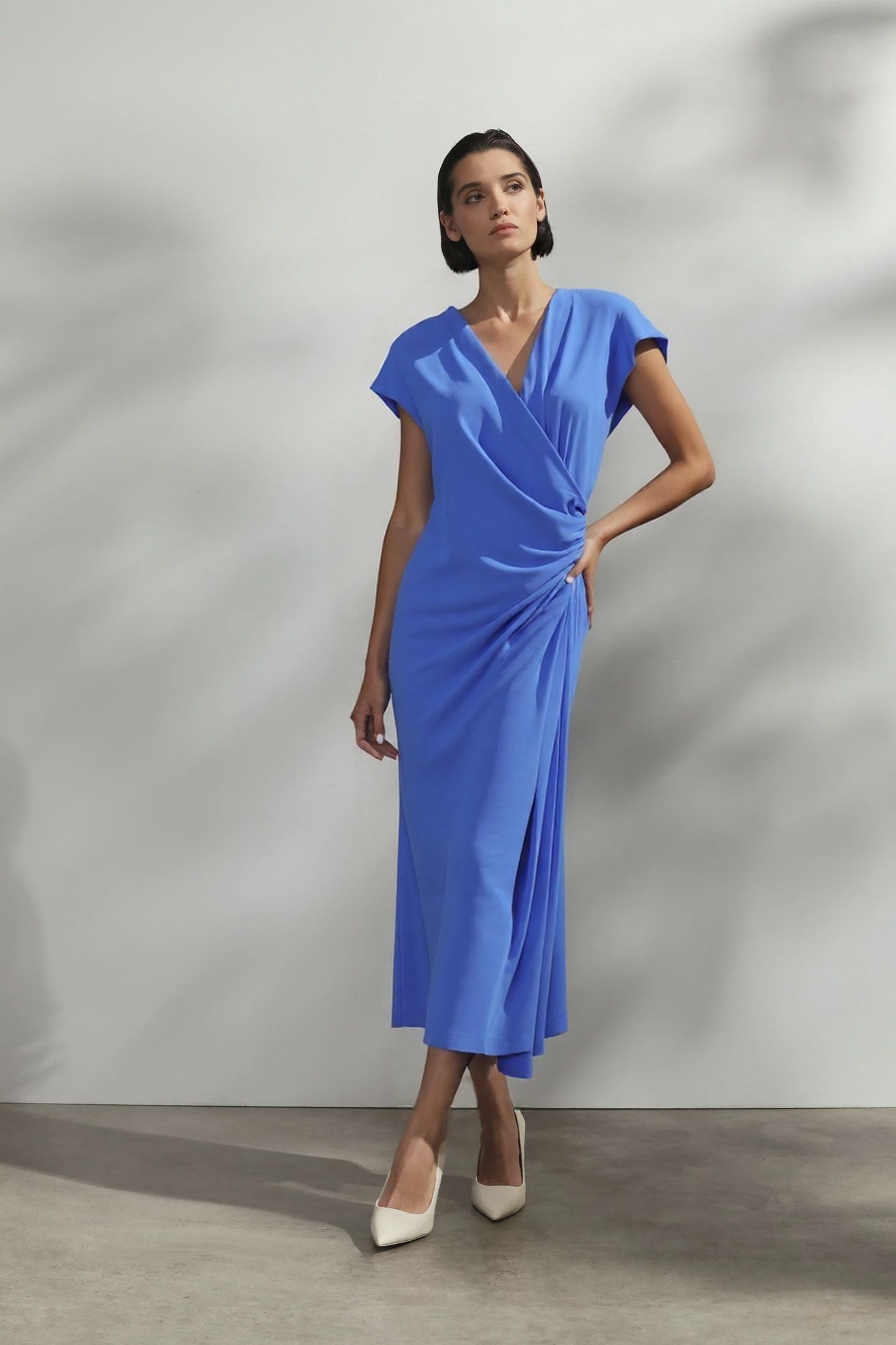 VESTITO MIDI FLUIDO A PORTAFOGLIO CON MANICHE CORTE INDACO IMPERIAL.