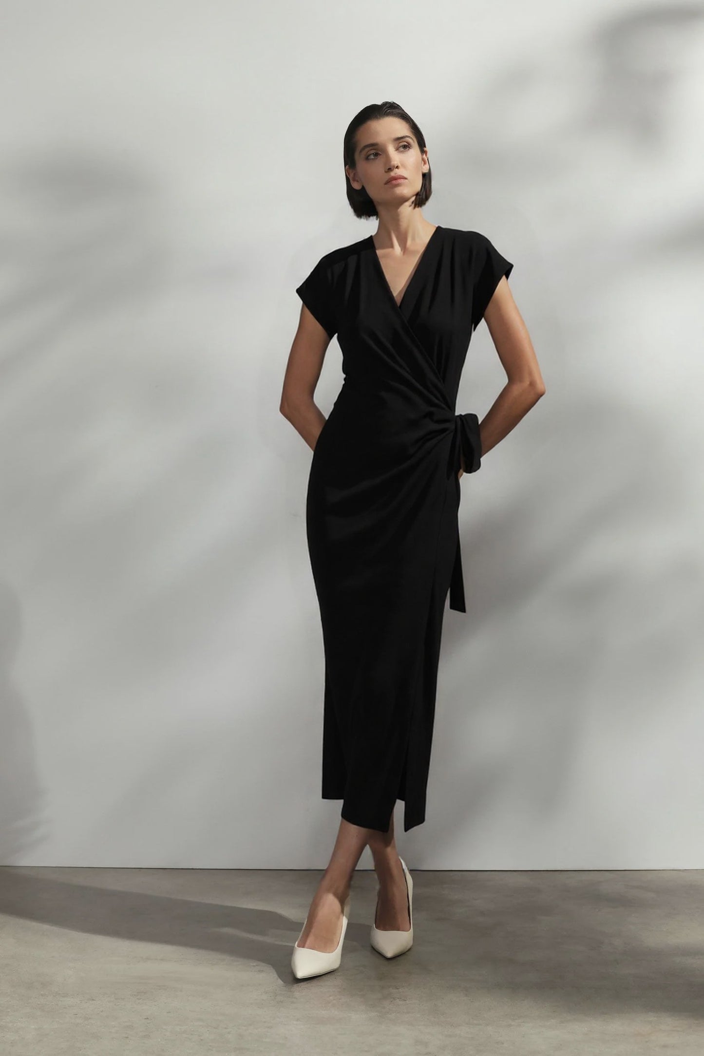 VESTITO MIDI FLUIDO A PORTAFOGLIO CON MANICHE CORTE EBANO IMPERIAL.