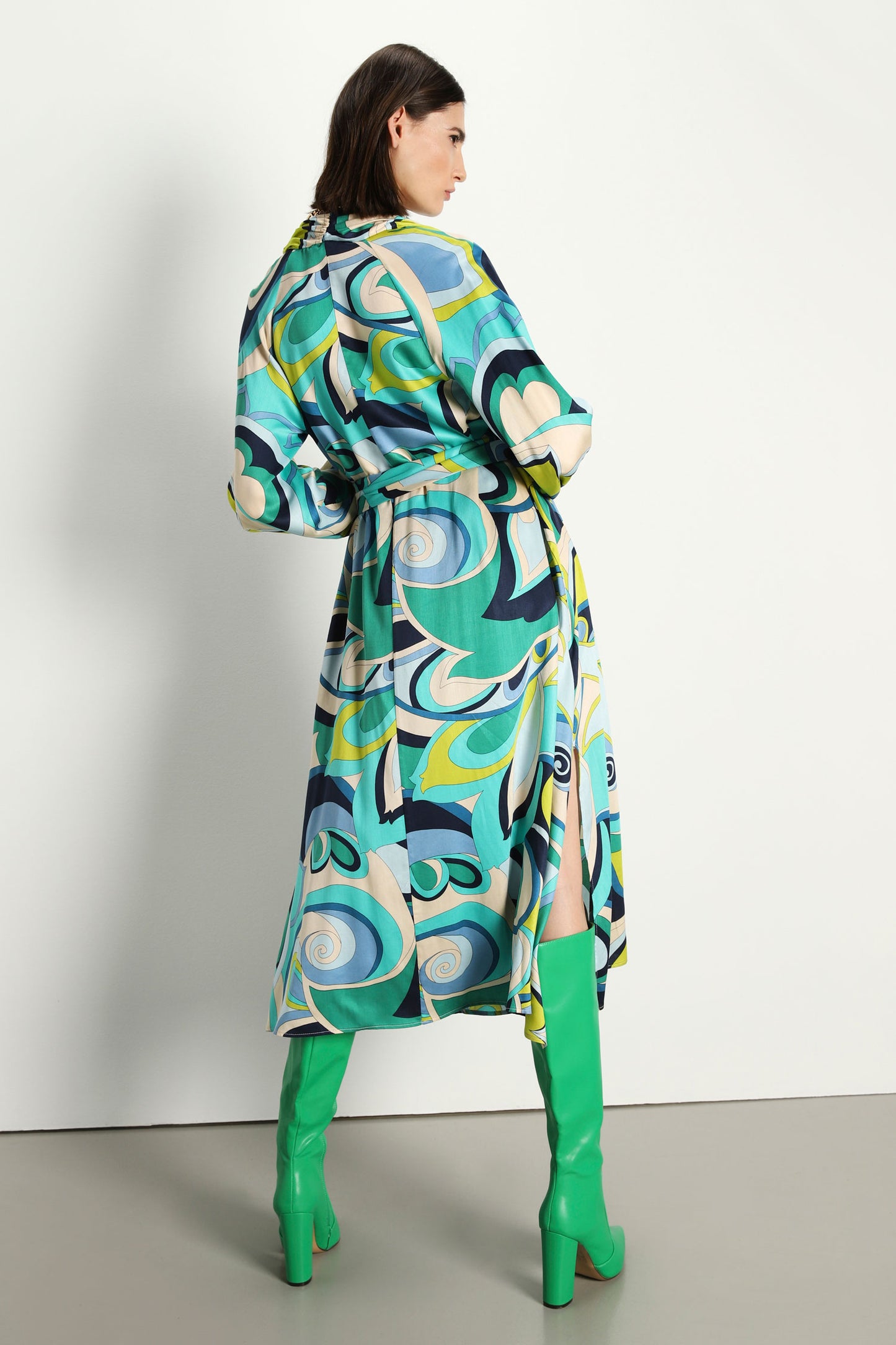 ABITO CON FANTASIA ASTRATTA E SCOLLO A V IMPERIAL