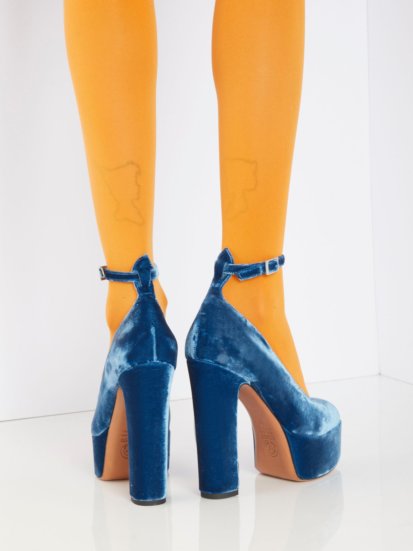 DECOLLETE IN VELLUTO CON PLATEAU OVYE