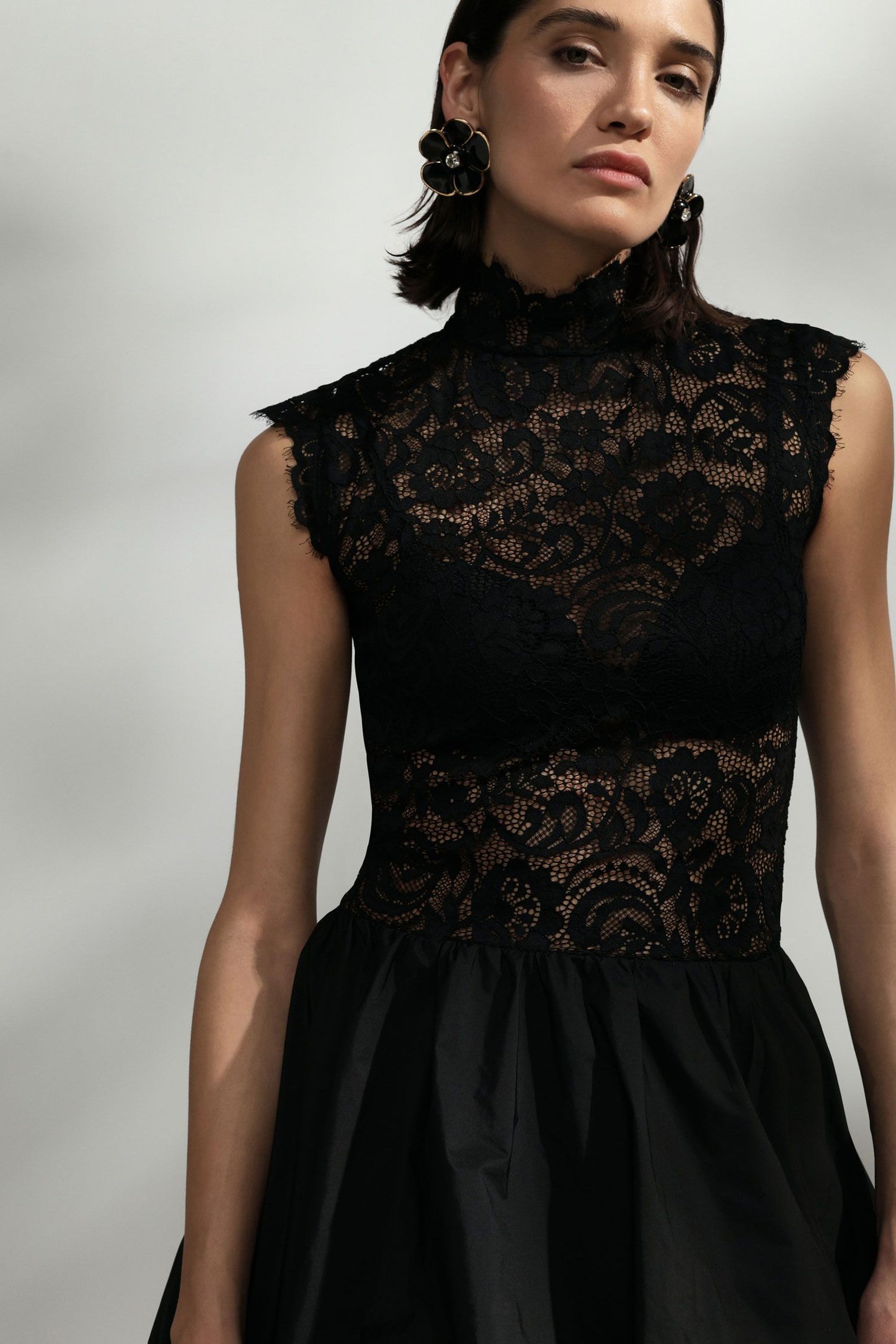 ABITO CORTO SENZA MANICHE CON PIZZO NERO IMPERIAL.
