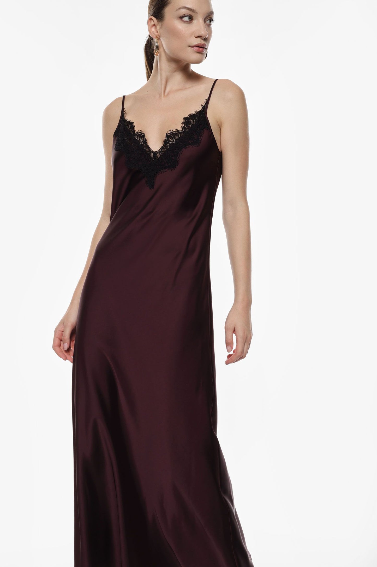 ABITO LUNGO CON SPALLINE E PIZZO SCOLLO A V AFVTKBA PRUGNA IMPERIAL.