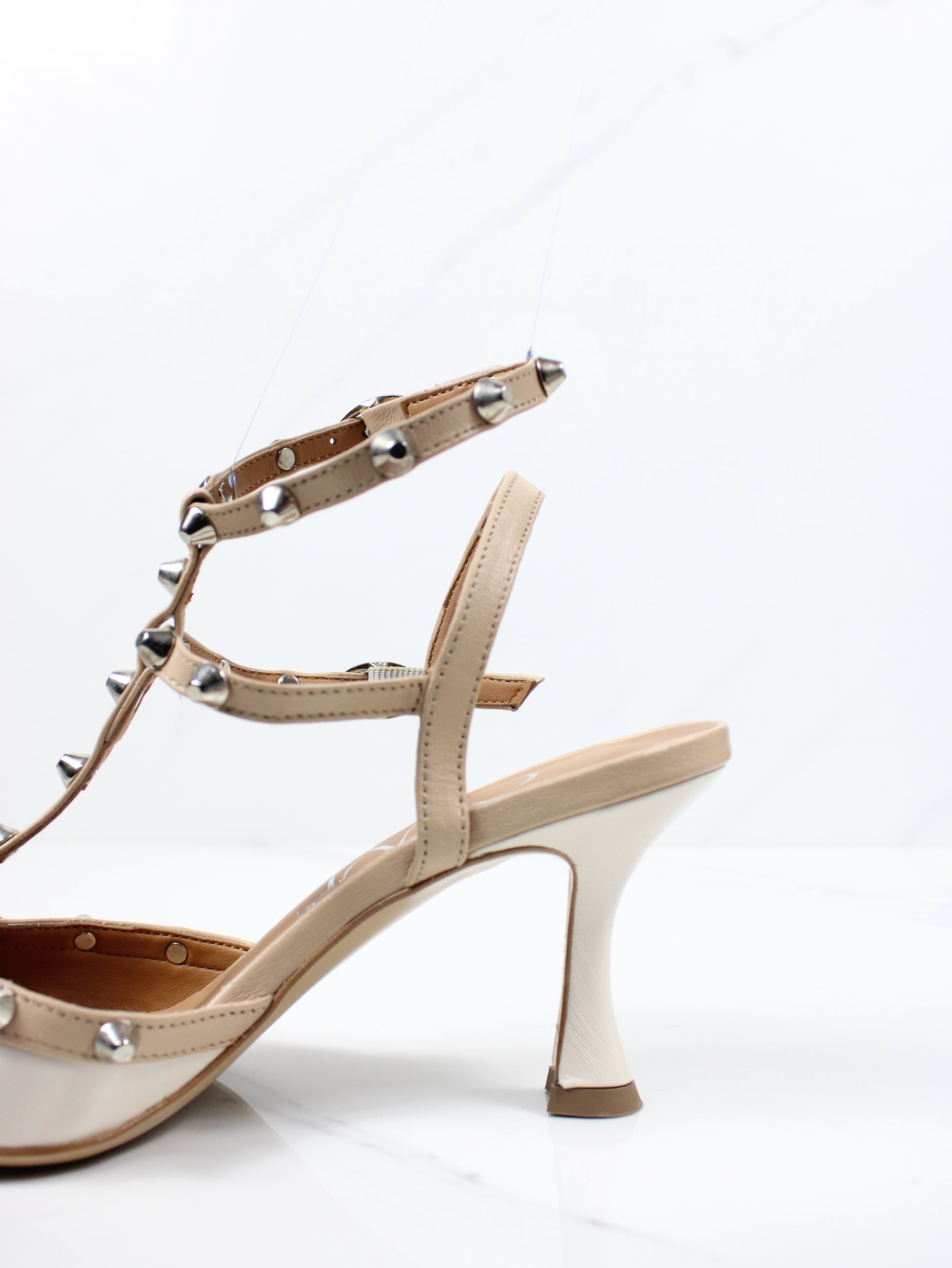 Décolleté in pelle e vernice con borchie Ovyé AM5110