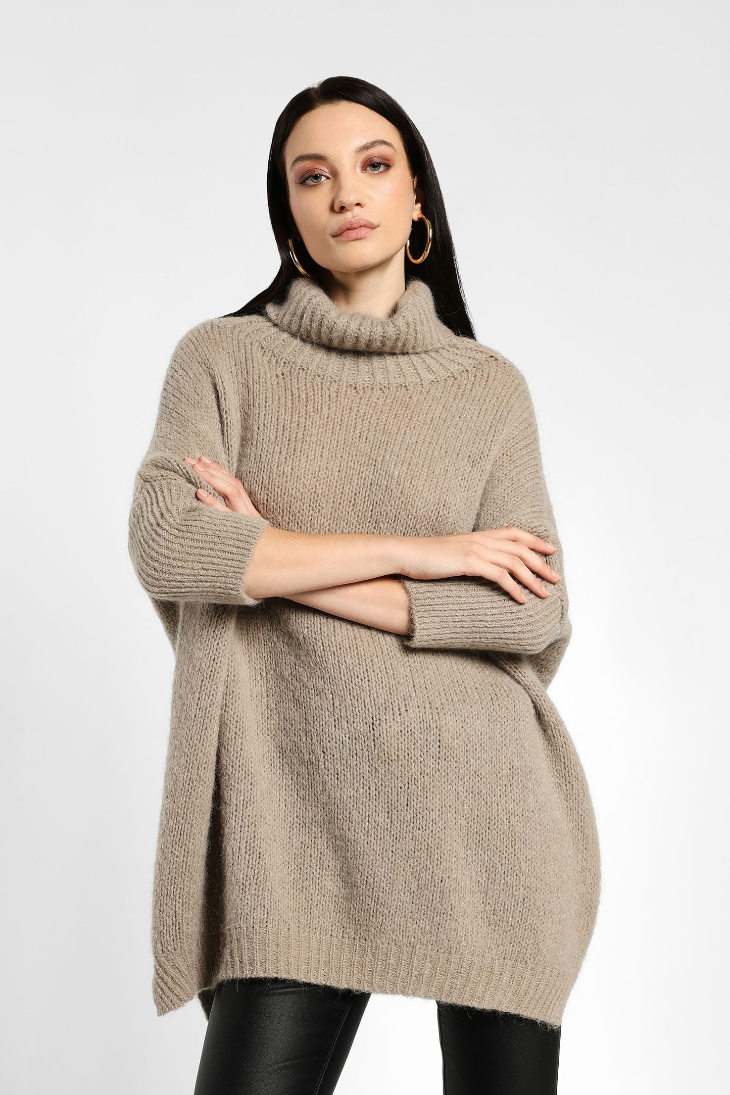 MAGLIA OVERSIZE COLLO ALTO M3025889 TAUPE IMPERIAL.