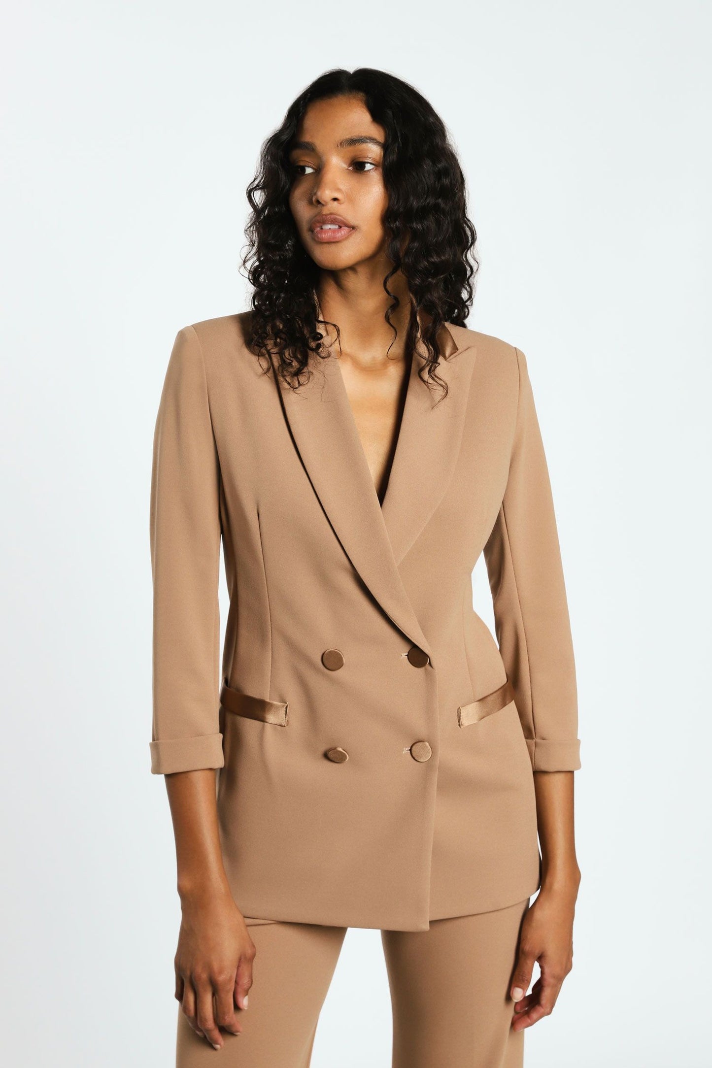 Tailleur giacca doppiopetto monocolour con rever a lancia e pantalone flare IMPERIAL