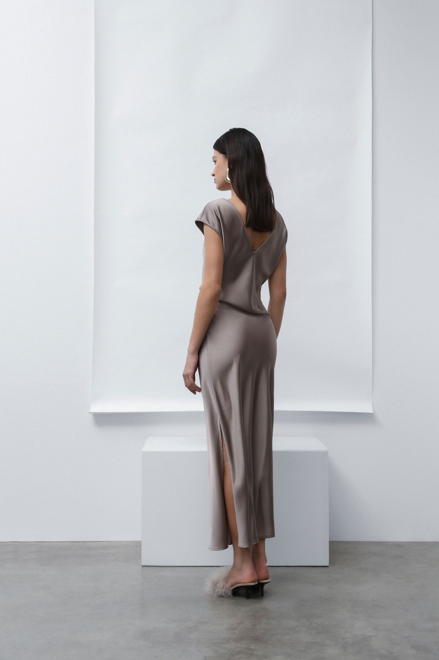 Abito lungo smanicato monocolour con drappeggi IMPERIAL