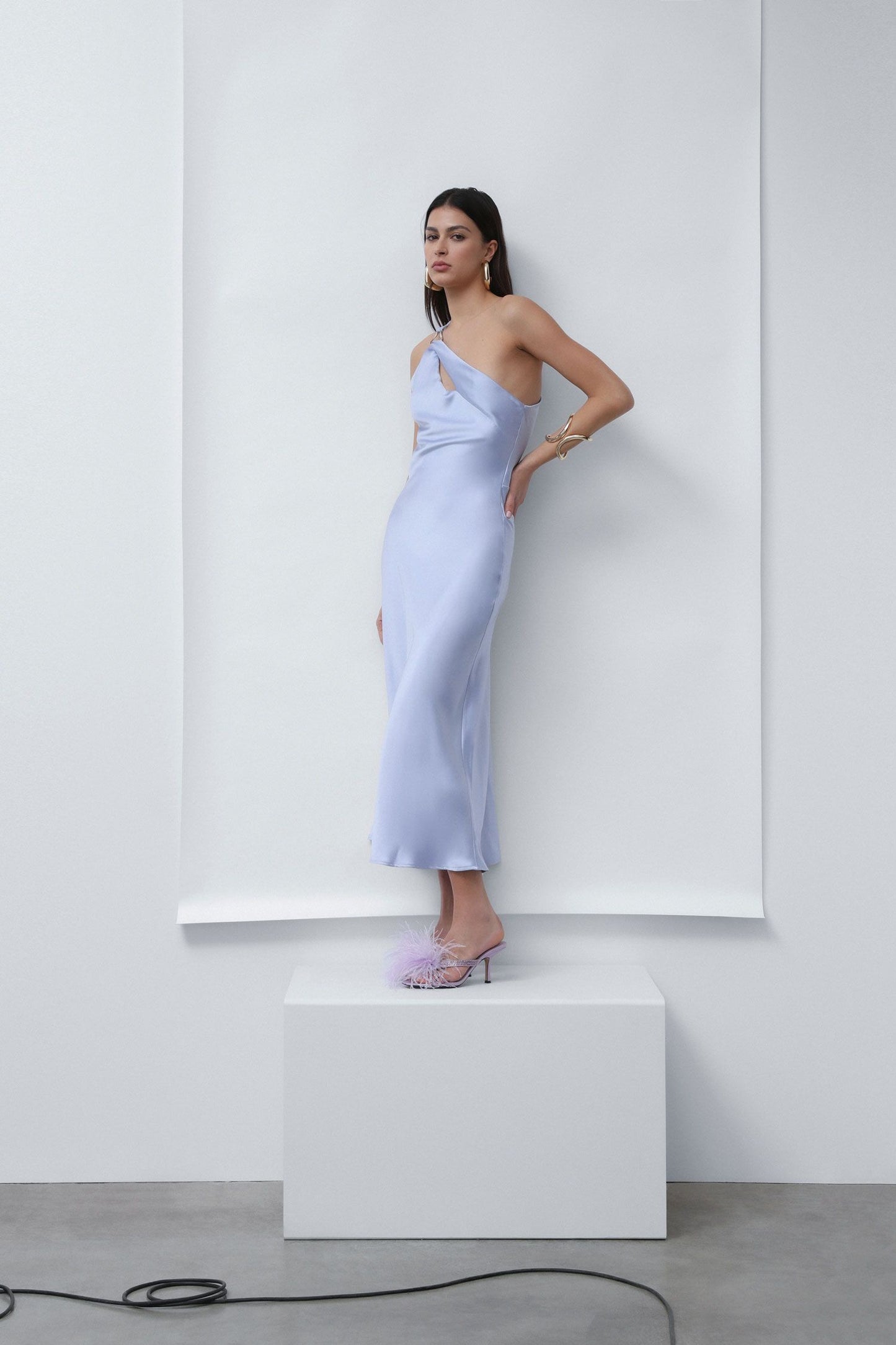 Abito midi monospalla monocolour con cut-out, gancio e pinces IMPERIAL.