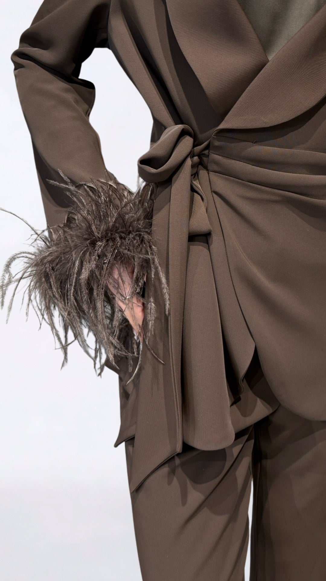 COMPLETO GIACCA CON MANICHE BOA PIUME 37747 MORO TENSIONE IN.