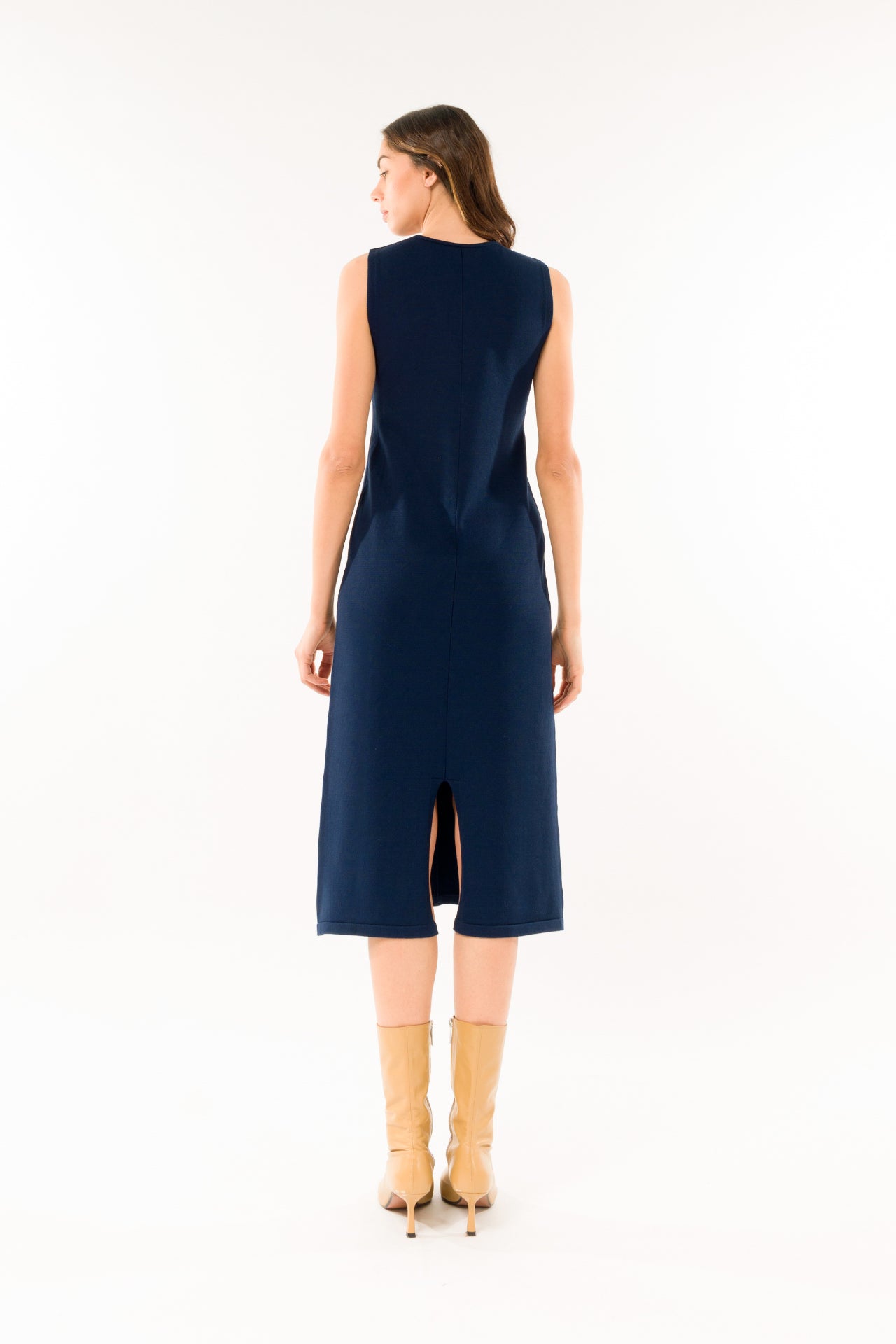 ABITO SCOLLO V SMANICATO KONTATTO.